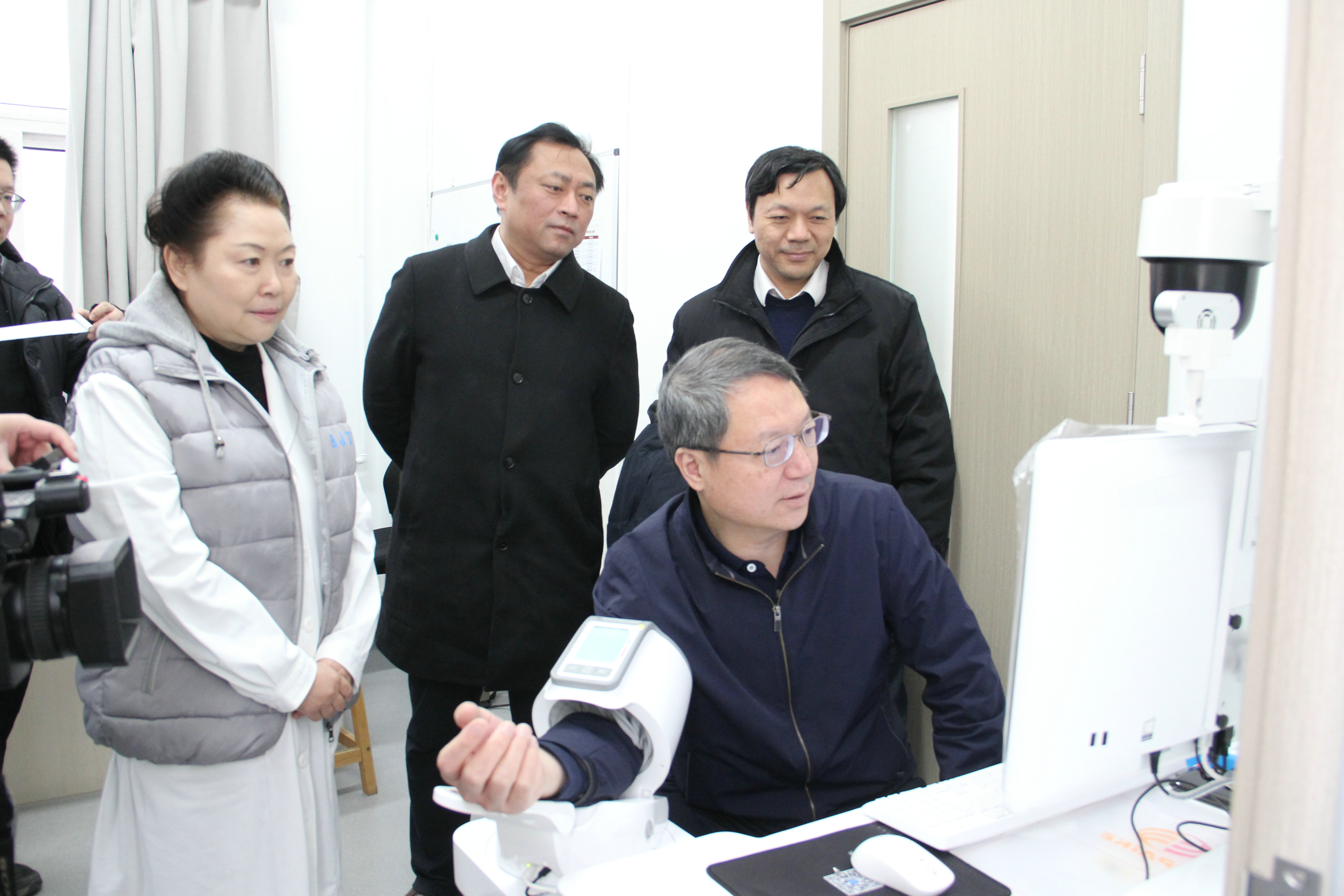2-校领导调研智慧诊室.JPG