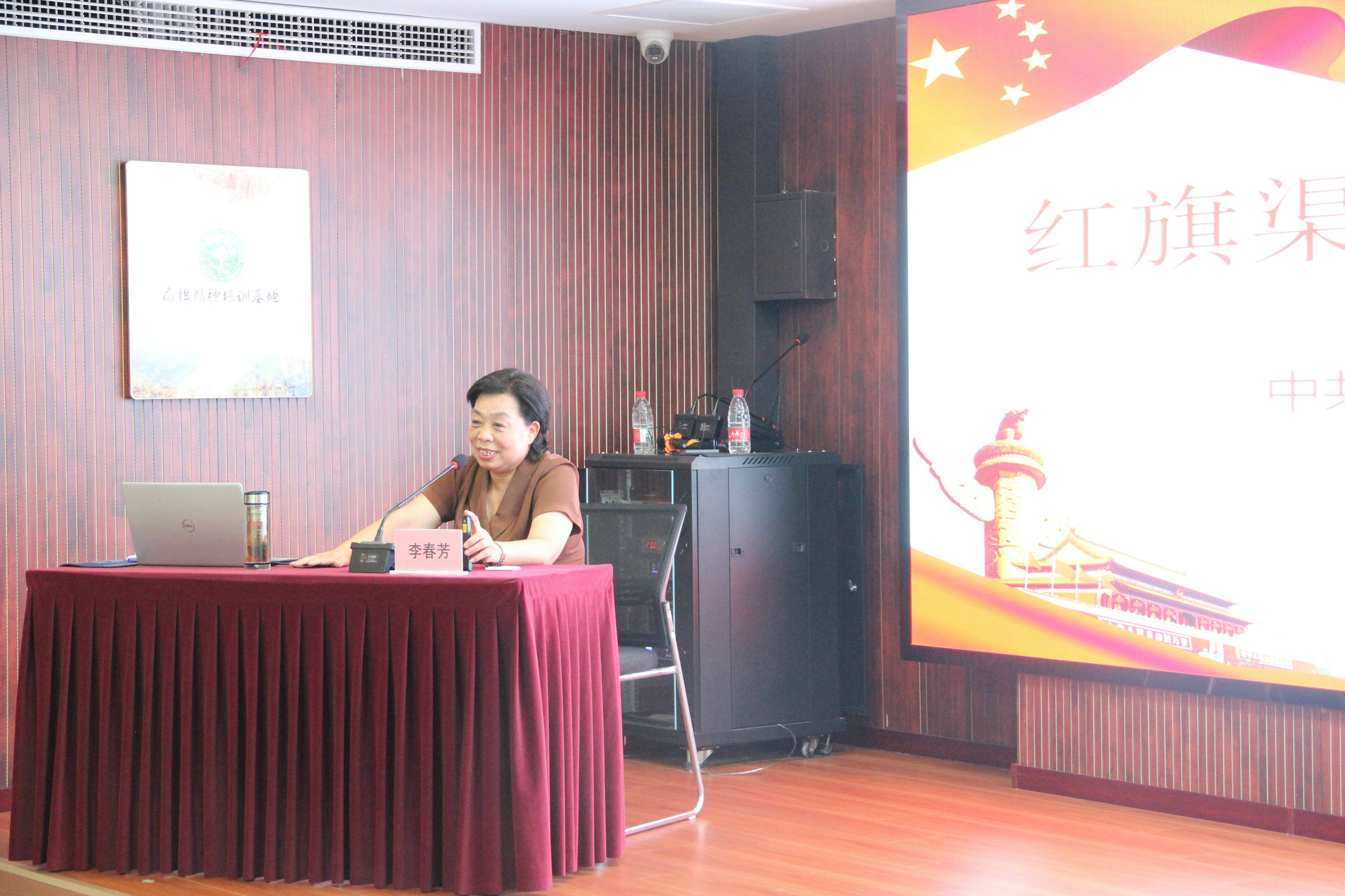 3-李春芳老师授课.JPG