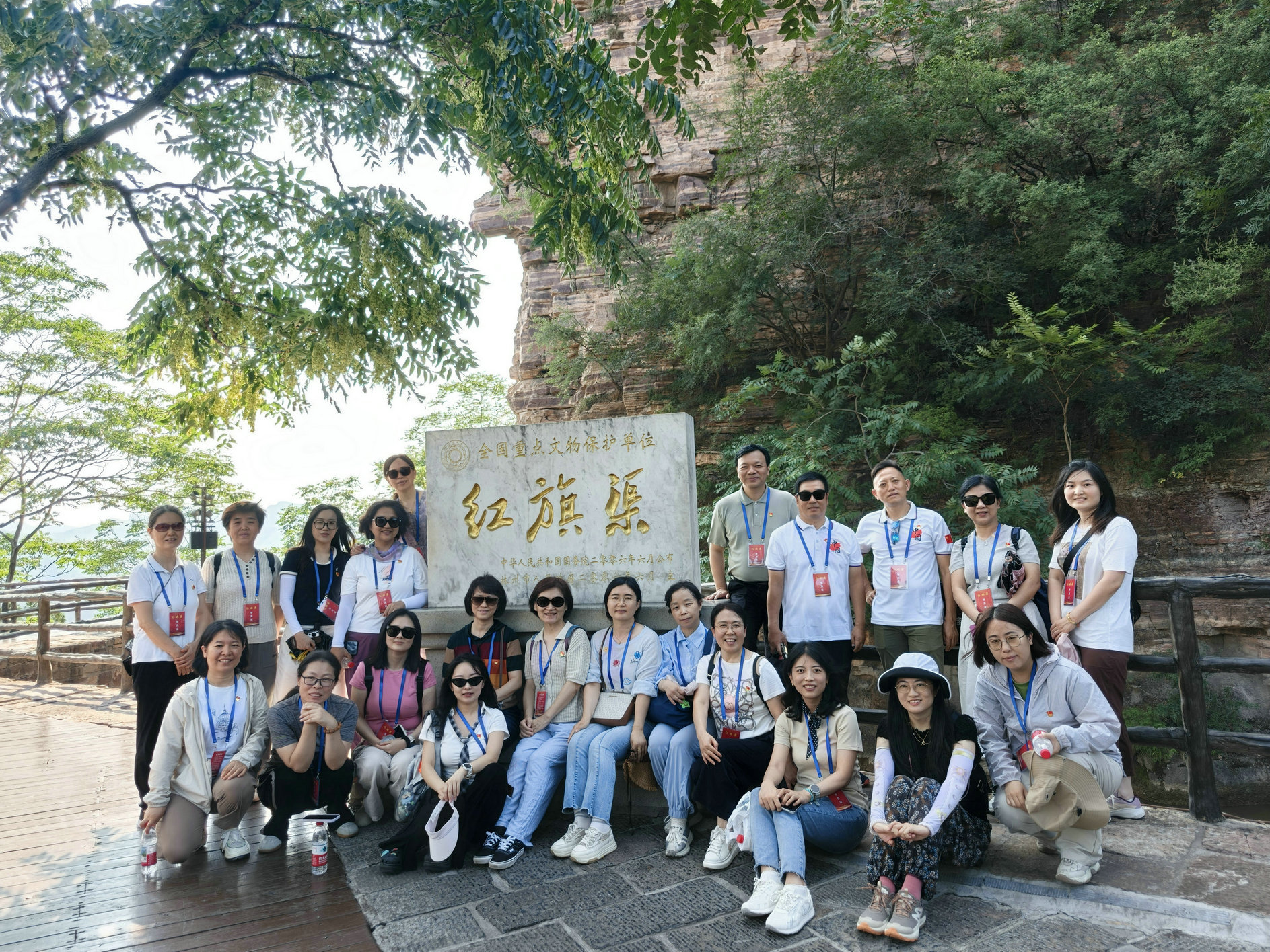8-红旗渠合影2.jpg