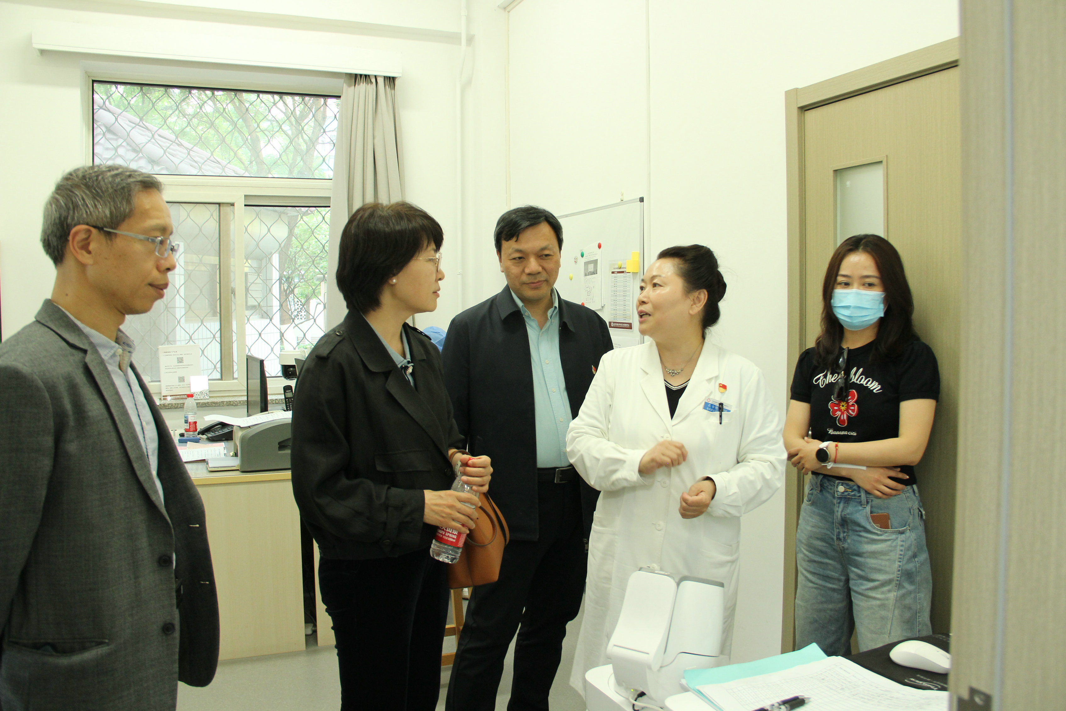 5-参观智慧诊疗.JPG